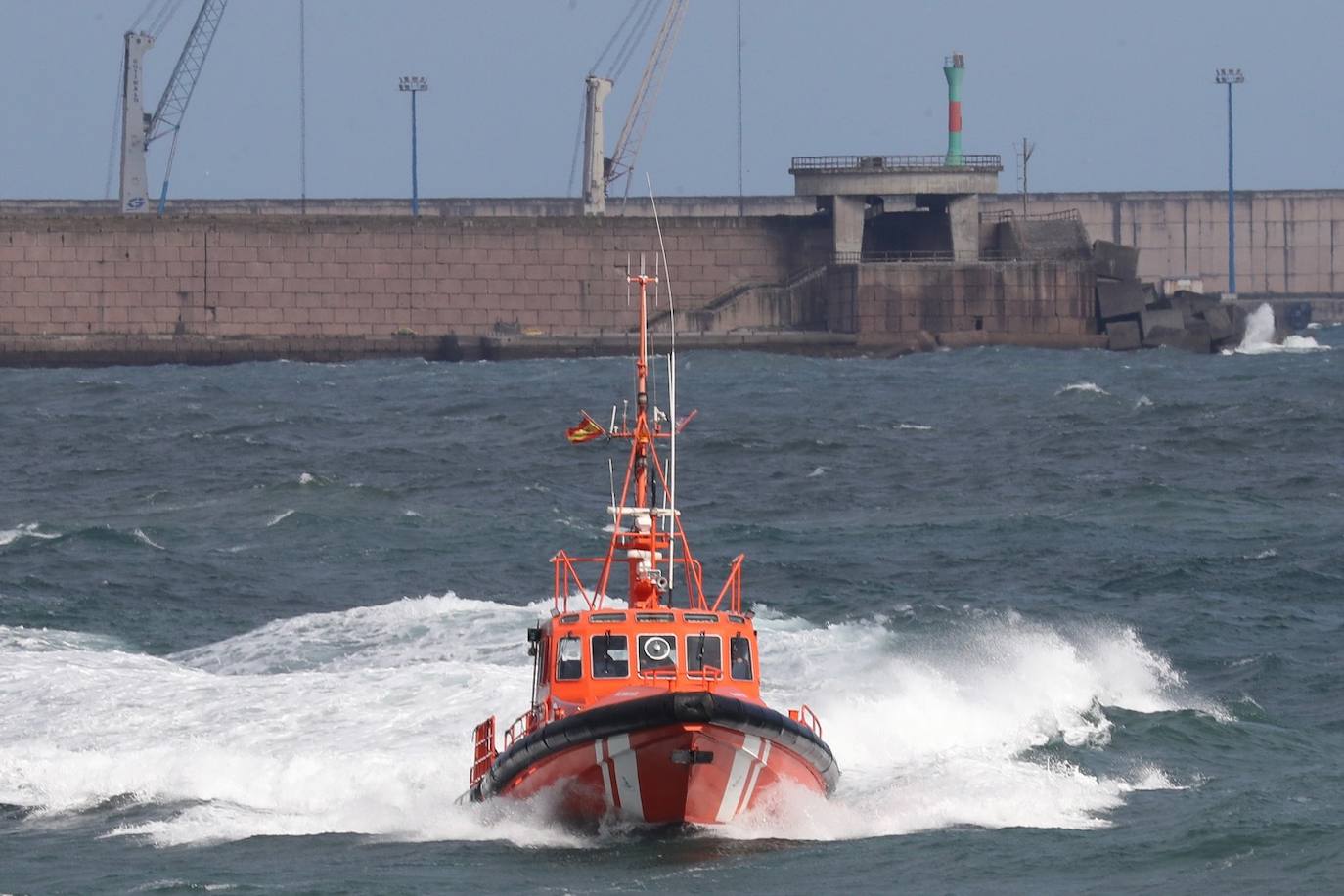 Salvamento Marítimo y Bomberos de Gijón se han movilizado para auxiliar a dos nadadores que se encontraban en la zona del muelle y parecían estar en apuros. Sin embargo, al llegar a ellos, los bañistas rechazaron la ayuda.