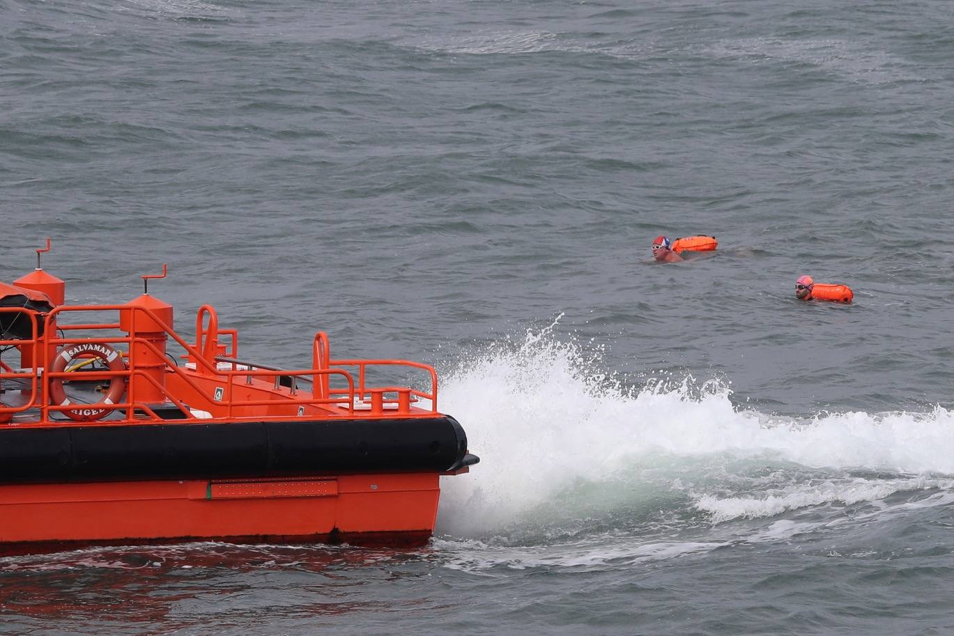 Salvamento Marítimo y Bomberos de Gijón se han movilizado para auxiliar a dos nadadores que se encontraban en la zona del muelle y parecían estar en apuros. Sin embargo, al llegar a ellos, los bañistas rechazaron la ayuda.