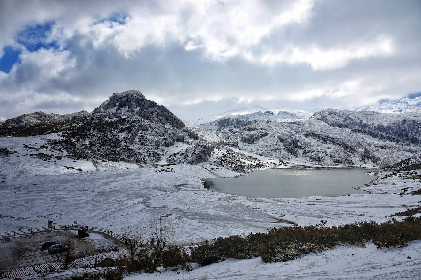 El emblemático enclave de los Picos de Europa ha amanecido cubierto de un manto blanco en sus cotas más altas y tanto en los alrededores del Enol como del Ercina se acumula una capa de nieve.