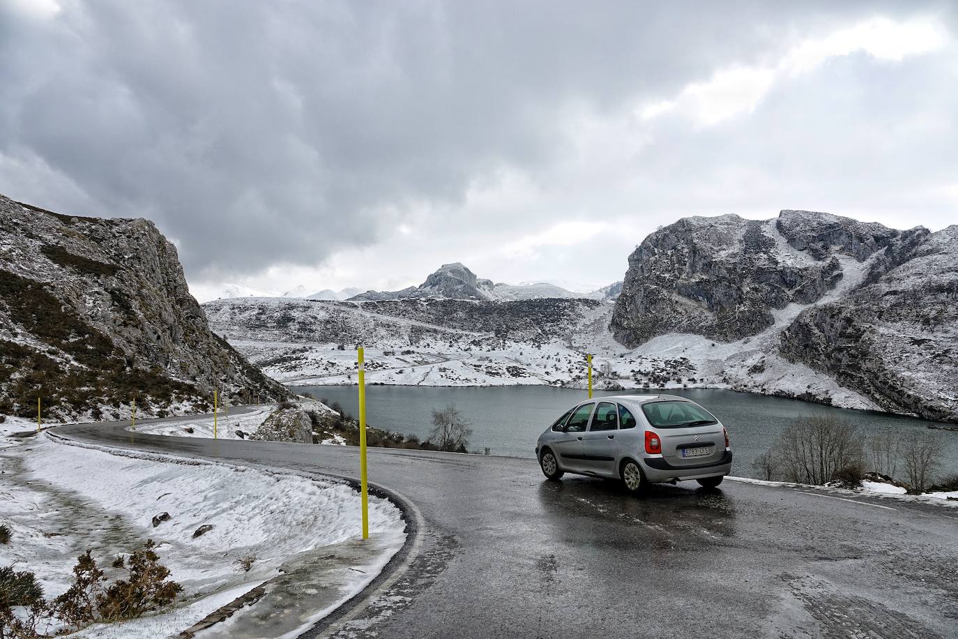 El emblemático enclave de los Picos de Europa ha amanecido cubierto de un manto blanco en sus cotas más altas y tanto en los alrededores del Enol como del Ercina se acumula una capa de nieve.