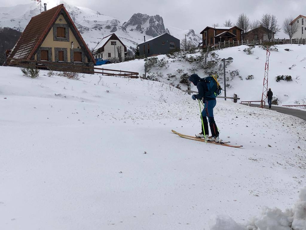 Con nieve y temperaturas bajo cero. Así ha llegado la primavera a Asturias, que vuelve a disfrutar de paisajes invernales como los del pueblo de La Raya, en Aller.