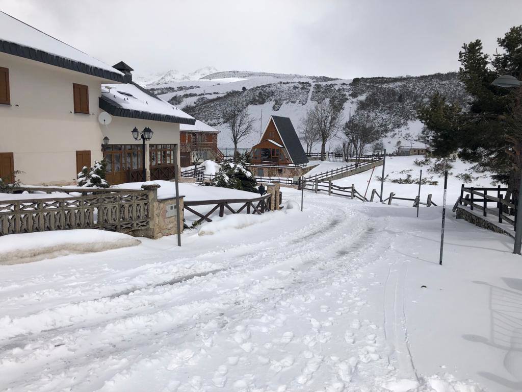 Con nieve y temperaturas bajo cero. Así ha llegado la primavera a Asturias, que vuelve a disfrutar de paisajes invernales como los del pueblo de La Raya, en Aller.
