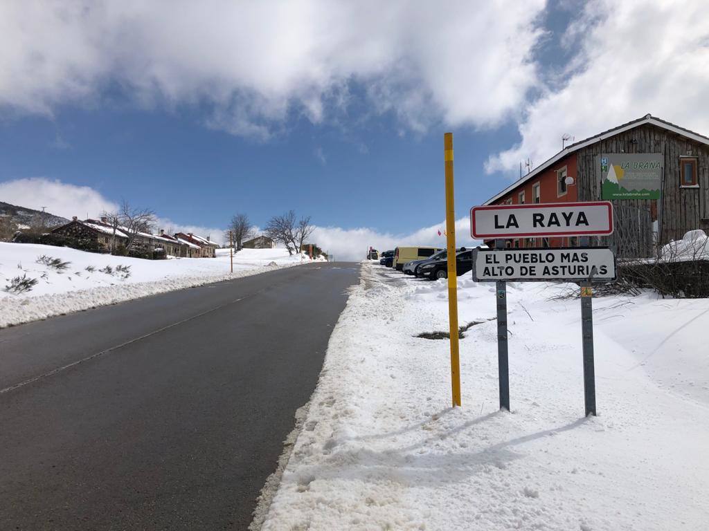Con nieve y temperaturas bajo cero. Así ha llegado la primavera a Asturias, que vuelve a disfrutar de paisajes invernales como los del pueblo de La Raya, en Aller.