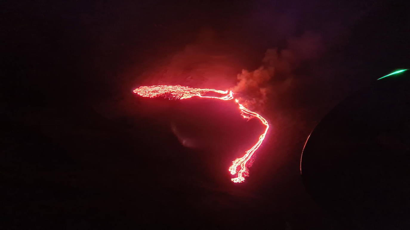 El volcán Fagradalsfjall, a unos 40 km de la capital de Islandia, Reikiavik, ha entrado en erupción, provocando un río de lava e iluminando el cielo con una nube roja. El aeropuerto internacional islandés de Keflavik y el pequeño puerto pesquero de Grindavik se hallan a poca distancia, pero la zona está deshabitada y no se prevé que la erupción suponga un peligro. La zona ha permanecido inactiva cerca de 900 años.