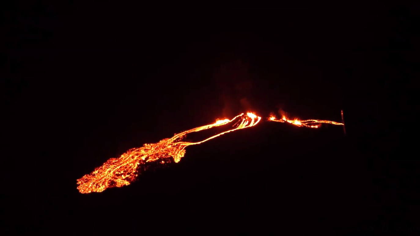 El volcán Fagradalsfjall, a unos 40 km de la capital de Islandia, Reikiavik, ha entrado en erupción, provocando un río de lava e iluminando el cielo con una nube roja. El aeropuerto internacional islandés de Keflavik y el pequeño puerto pesquero de Grindavik se hallan a poca distancia, pero la zona está deshabitada y no se prevé que la erupción suponga un peligro. La zona ha permanecido inactiva cerca de 900 años.