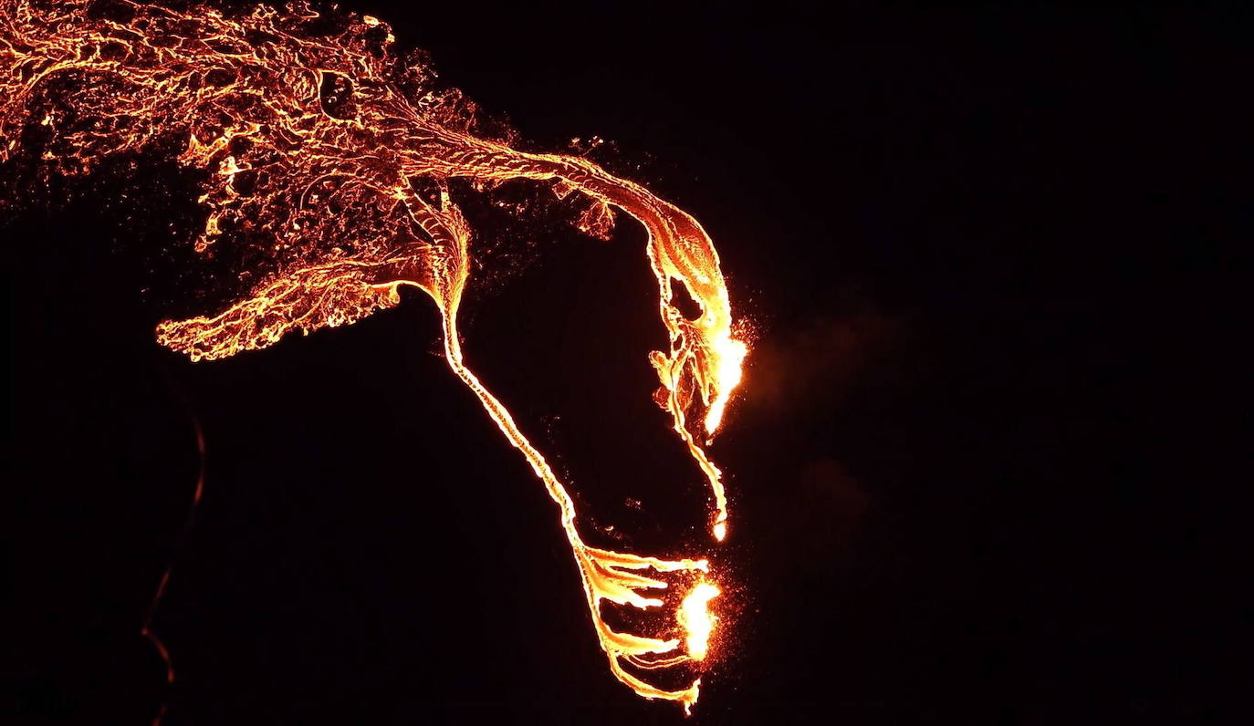 El volcán Fagradalsfjall, a unos 40 km de la capital de Islandia, Reikiavik, ha entrado en erupción, provocando un río de lava e iluminando el cielo con una nube roja. El aeropuerto internacional islandés de Keflavik y el pequeño puerto pesquero de Grindavik se hallan a poca distancia, pero la zona está deshabitada y no se prevé que la erupción suponga un peligro. La zona ha permanecido inactiva cerca de 900 años.