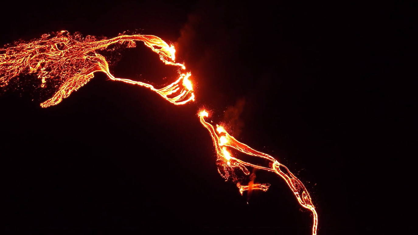 El volcán Fagradalsfjall, a unos 40 km de la capital de Islandia, Reikiavik, ha entrado en erupción, provocando un río de lava e iluminando el cielo con una nube roja. El aeropuerto internacional islandés de Keflavik y el pequeño puerto pesquero de Grindavik se hallan a poca distancia, pero la zona está deshabitada y no se prevé que la erupción suponga un peligro. La zona ha permanecido inactiva cerca de 900 años.