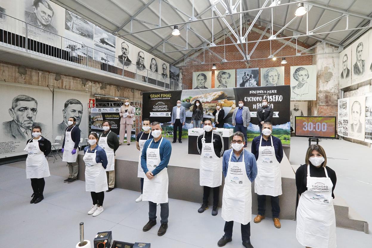 Los finalistas posan ayer en la antigua fábrica coservera de Ortiz, en Candás. 