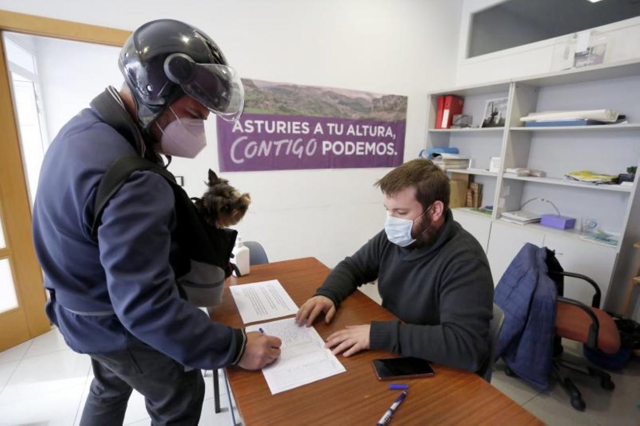 Un militante de Podemos votando ayer en la sede local. 