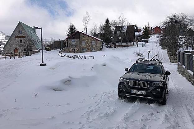El pueblo de La Raya, en Aller, cubierto por la nieve. 