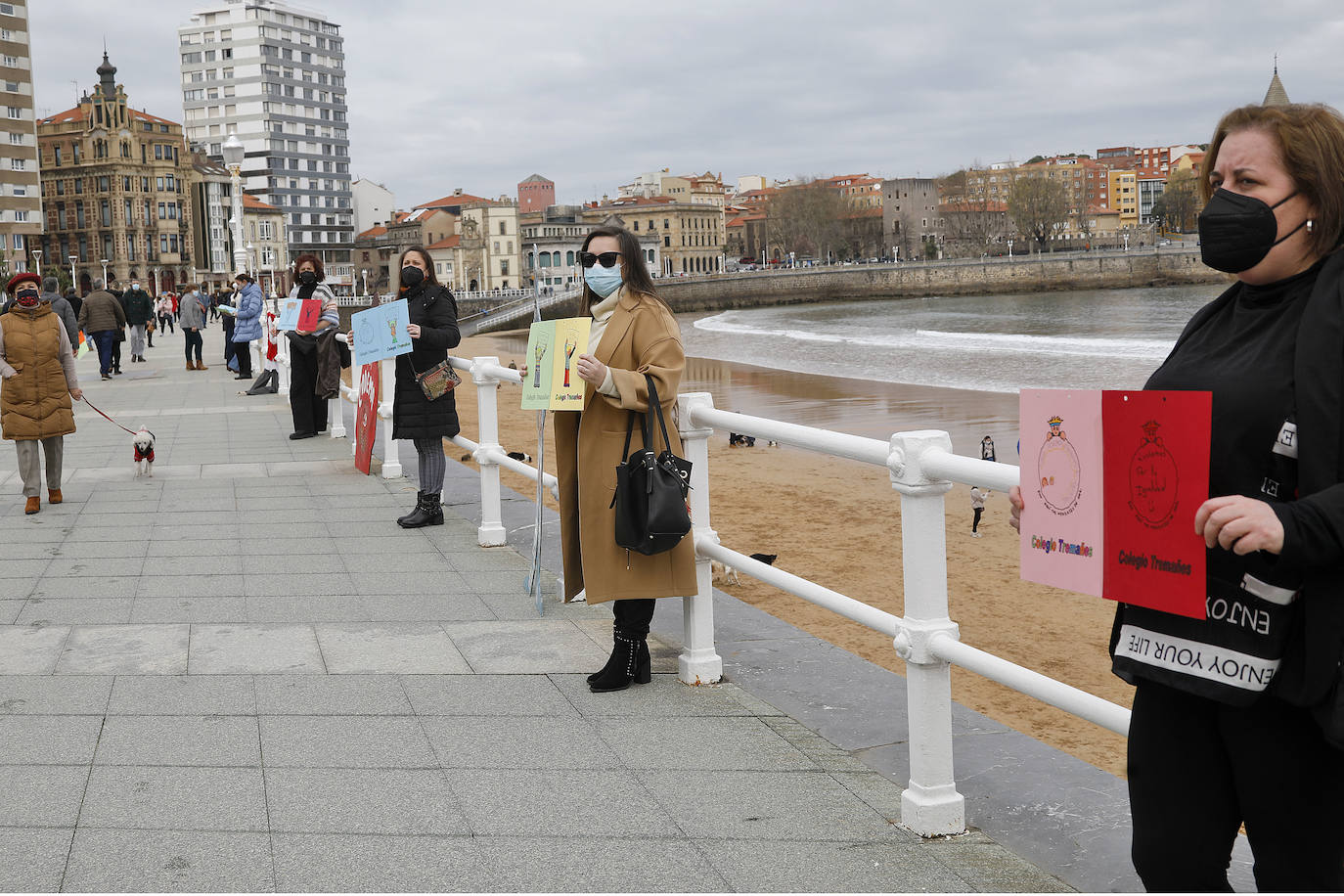 Una cadena humana desde la Escalerona a la plaza Mayor, mostró su rechazo a la discriminación racial el Dí Internacional para que esta sea eliminada.