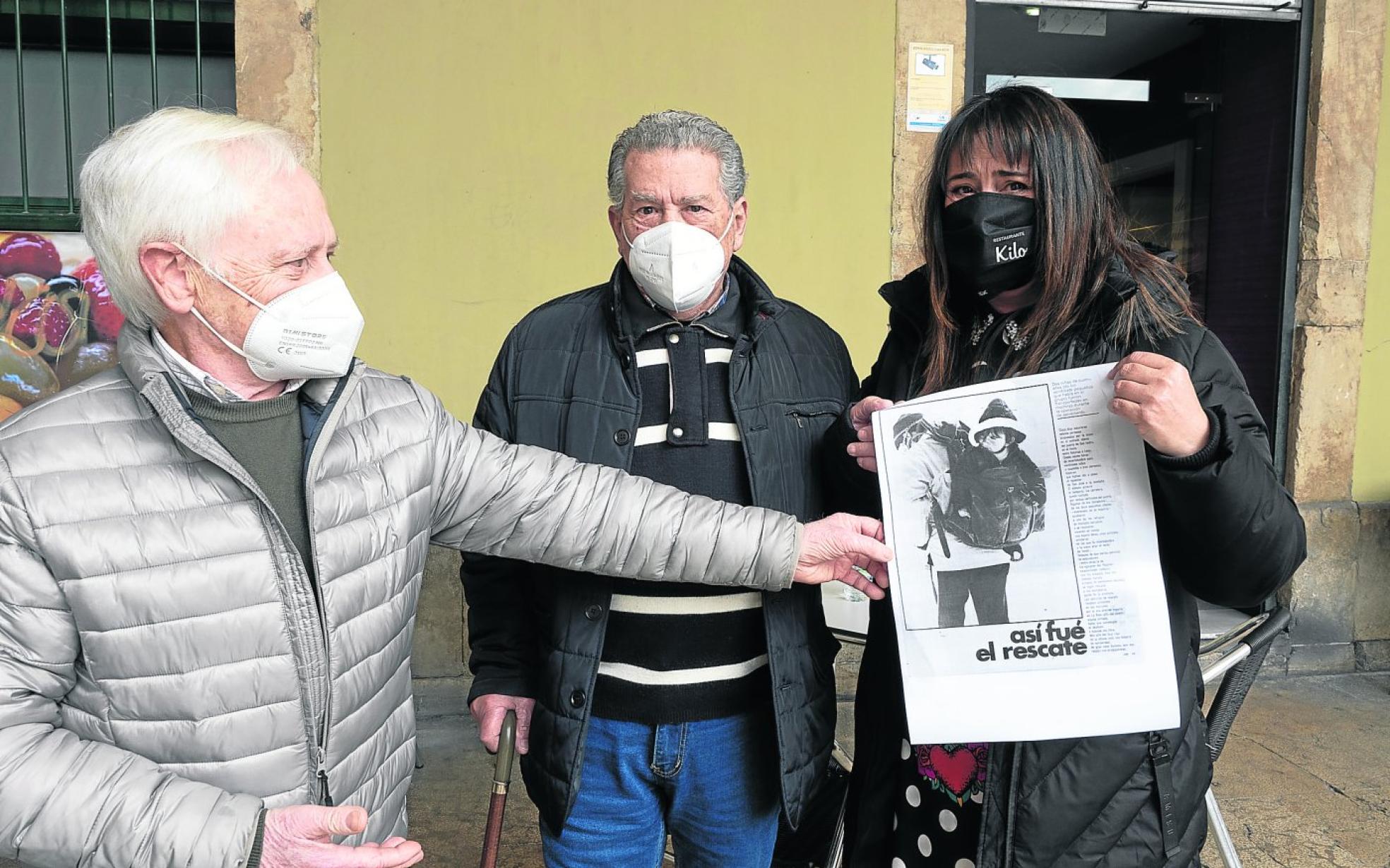 Juanjo Arrieta, Bernardo González Rodríguez-Maribona e Isabel Menéndez, en su reencuentro cincuenta años después, con la foto que les hizo José Vélez.