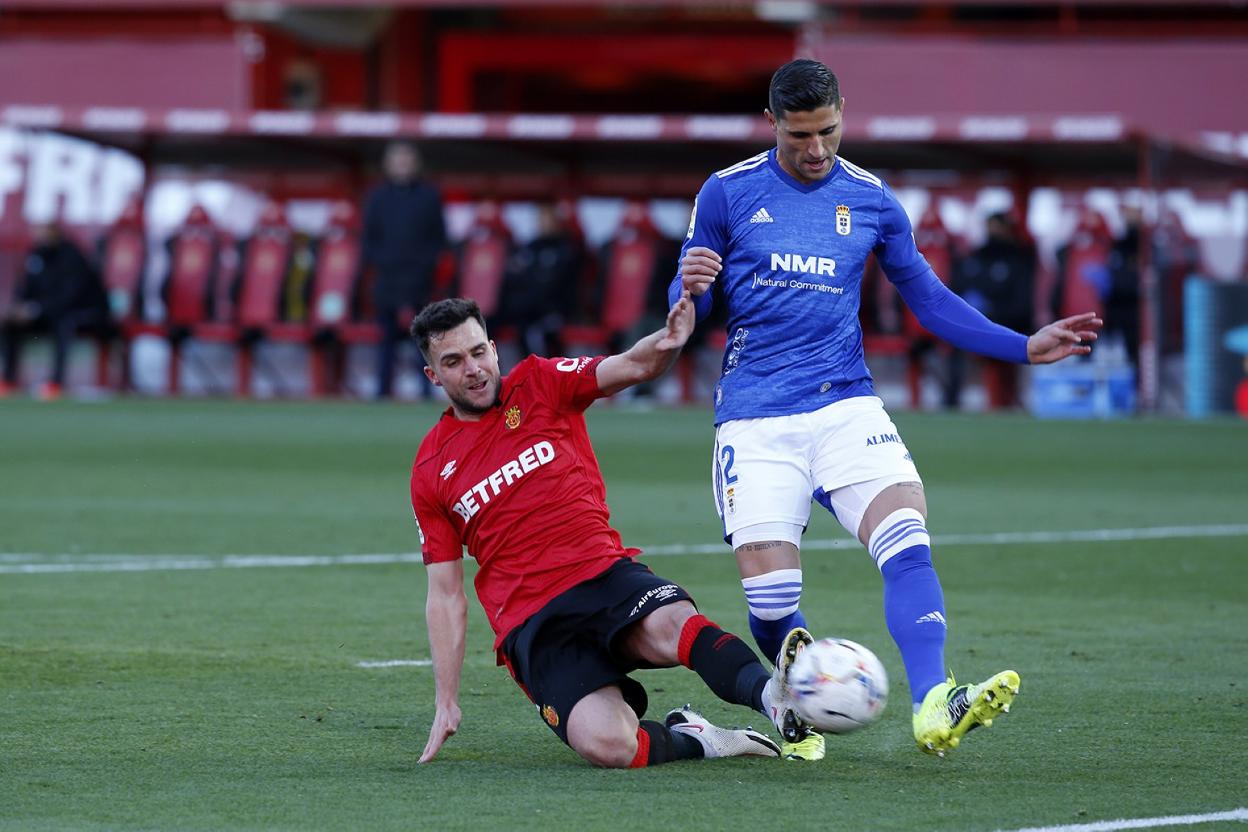 Grippo se adelanta a un jugador del Mallorca. 