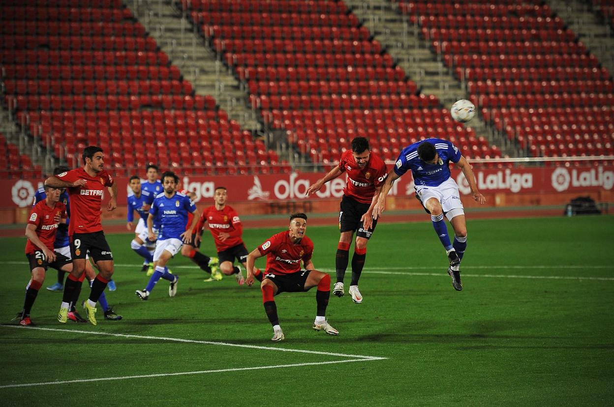 Edgar intenta rematar un balón con Arribas y Grippo, en segundo plano. 