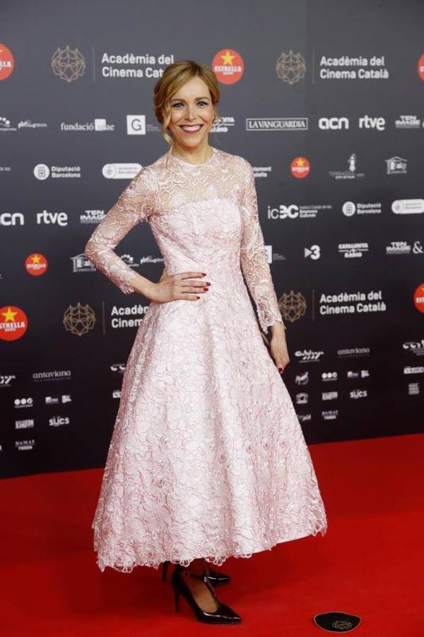 Tània Sarrias optó por dar protagonismo al color blanco con este elegante vestido tipo novia con bordados y que incluía diseño semitransparente en las mangas y en la zona superior del escote. Un vestido que contrastó a la perfección con unos zapatos de tacón de estilo retro y acharolados en color negro.