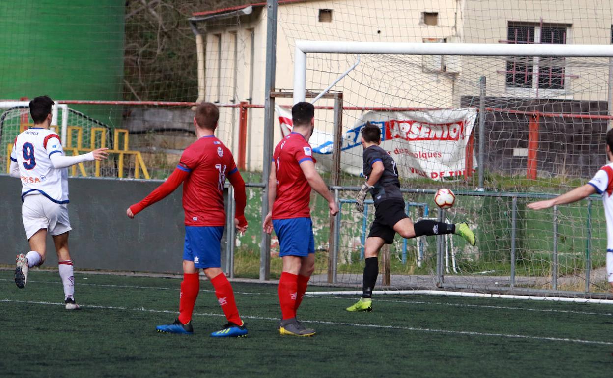 Partido entre el Turón y el TSK Roces el pasado año.