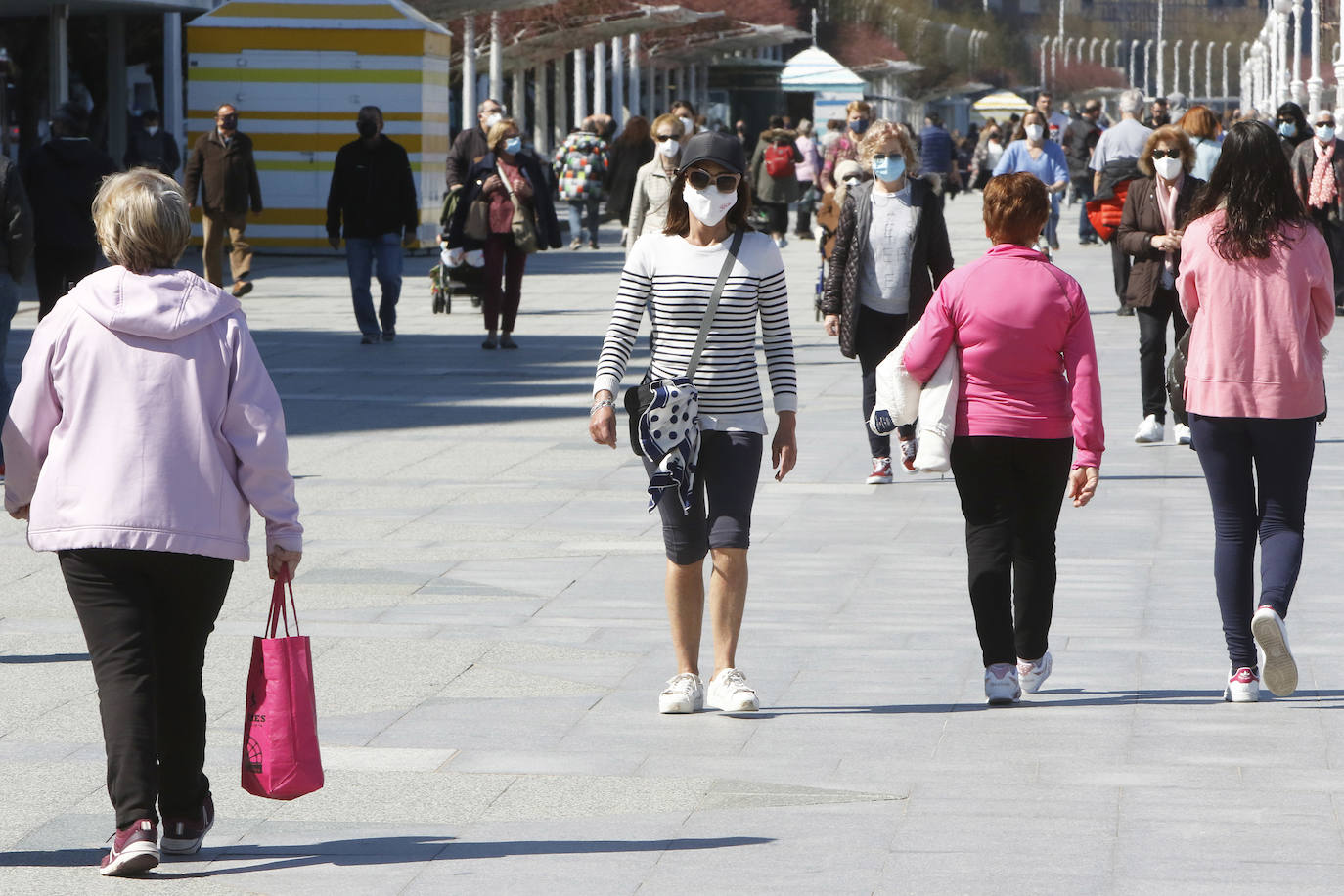 Aunque la estación llegó el fin de semana, las temperaturas aún no habían dado síntomas de querer dejar el invierno. Sin embargo, este martes los termómetros han subido algo más y los más atrevidos ya han sacado los bañadores del armario. Otros han preferido celebrarlo paseando o disfrutando de las terrazas.