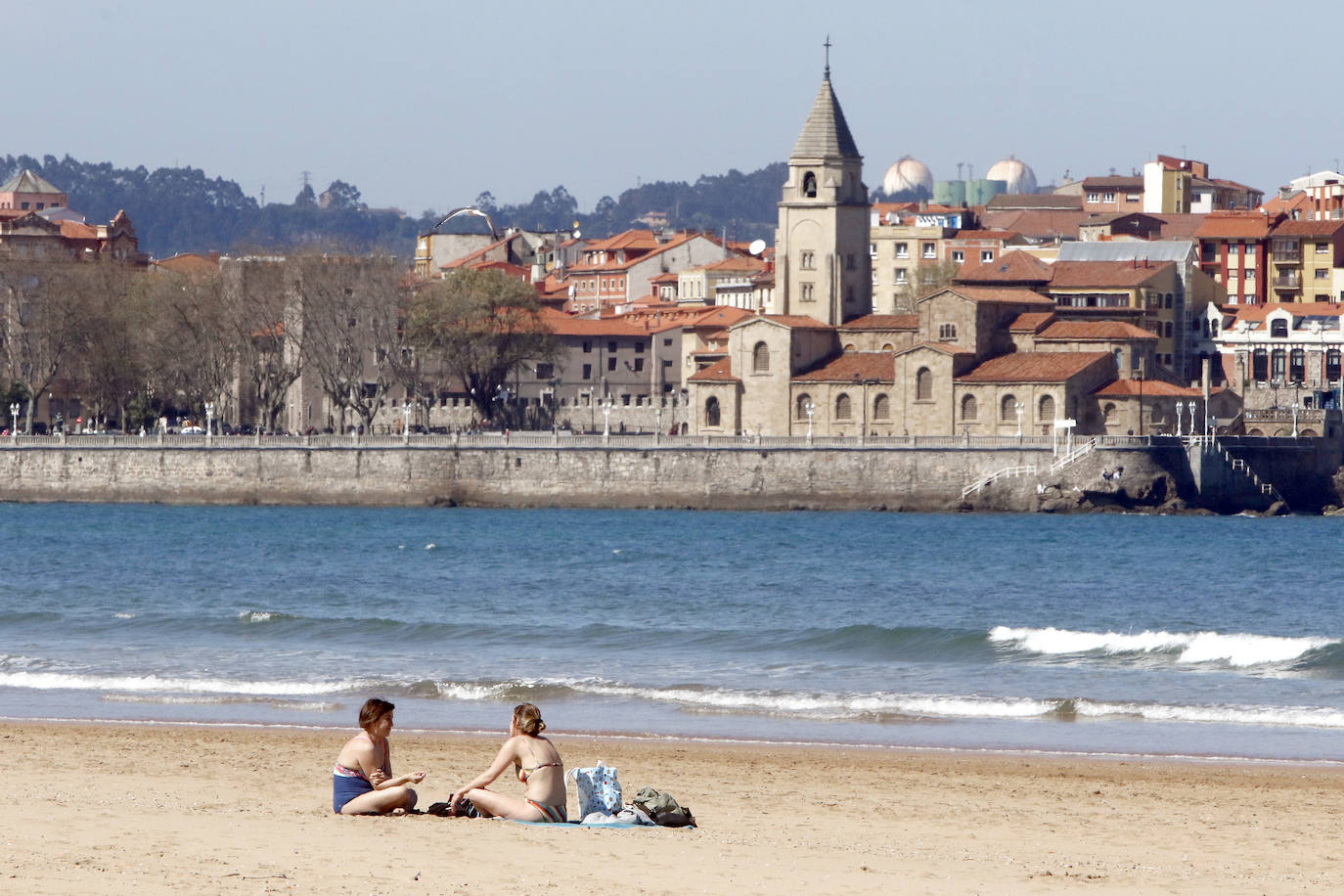 Aunque la estación llegó el fin de semana, las temperaturas aún no habían dado síntomas de querer dejar el invierno. Sin embargo, este martes los termómetros han subido algo más y los más atrevidos ya han sacado los bañadores del armario. Otros han preferido celebrarlo paseando o disfrutando de las terrazas.