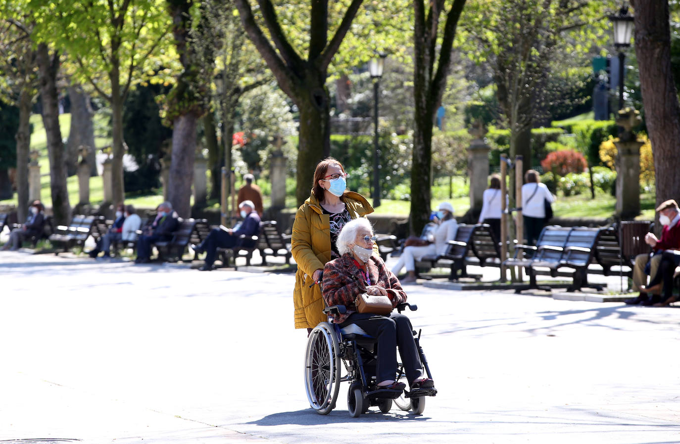 Aunque la estación llegó el fin de semana, las temperaturas aún no habían dado síntomas de querer dejar el invierno. Sin embargo, este martes los termómetros han subido algo más y los más atrevidos ya han sacado los bañadores del armario. Otros han preferido celebrarlo paseando o disfrutando de las terrazas.