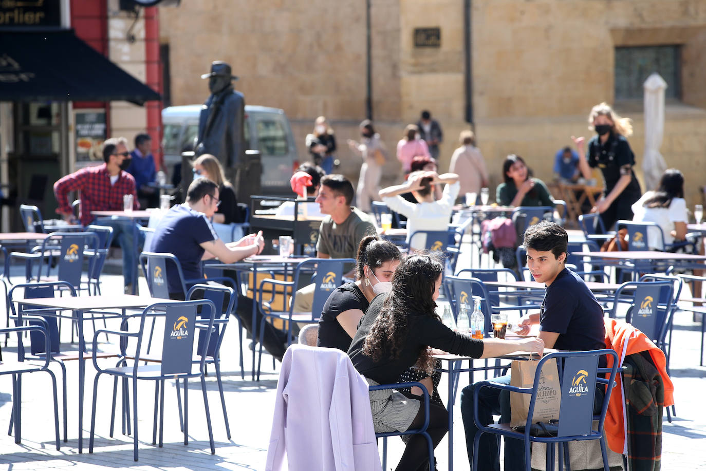 Aunque la estación llegó el fin de semana, las temperaturas aún no habían dado síntomas de querer dejar el invierno. Sin embargo, este martes los termómetros han subido algo más y los más atrevidos ya han sacado los bañadores del armario. Otros han preferido celebrarlo paseando o disfrutando de las terrazas.