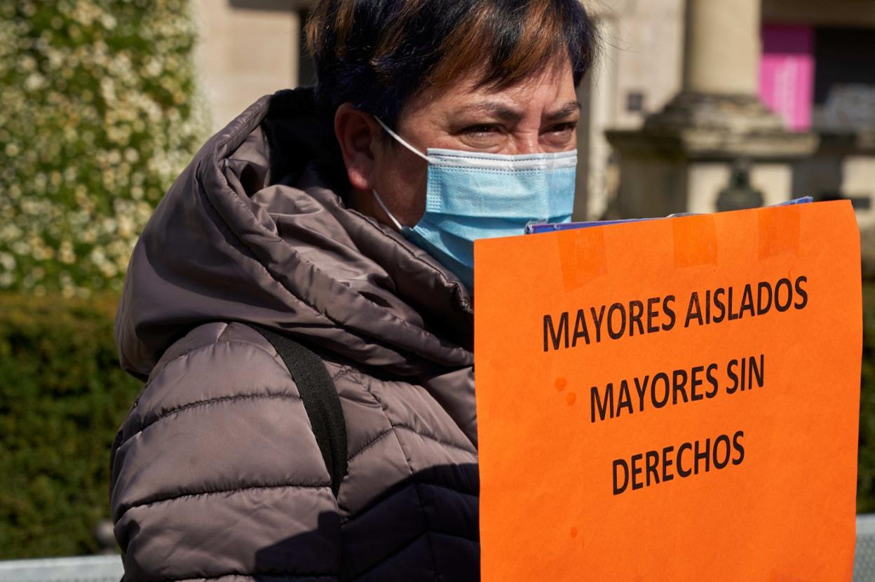 Una familiar de un interno en un geriátrico expone su disconformidad con su situación. 