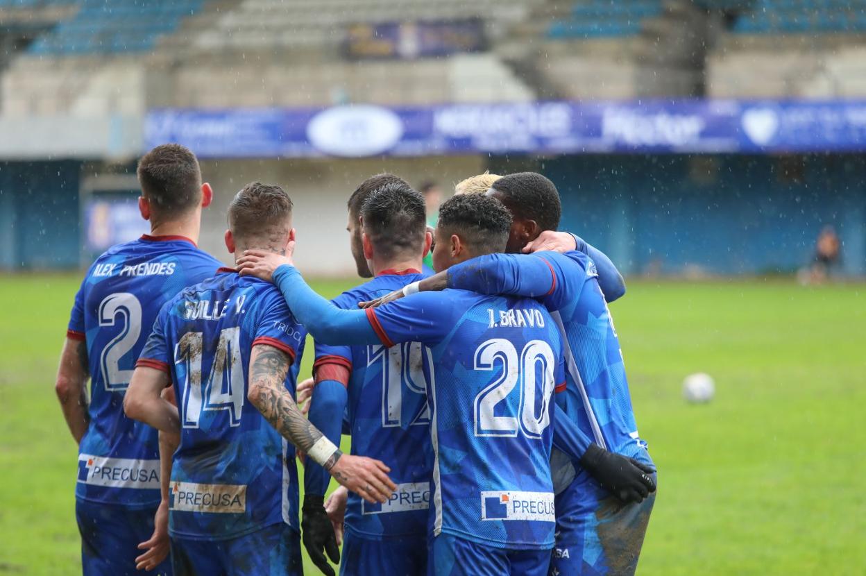 Los jugadores del Avilés celebran uno de los goles ante el Vallobín. 