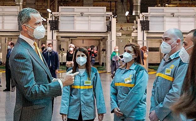 El rey Felipe VI conversa con los operarios durante la visita realizada a la fábrica de Renault en Palencia