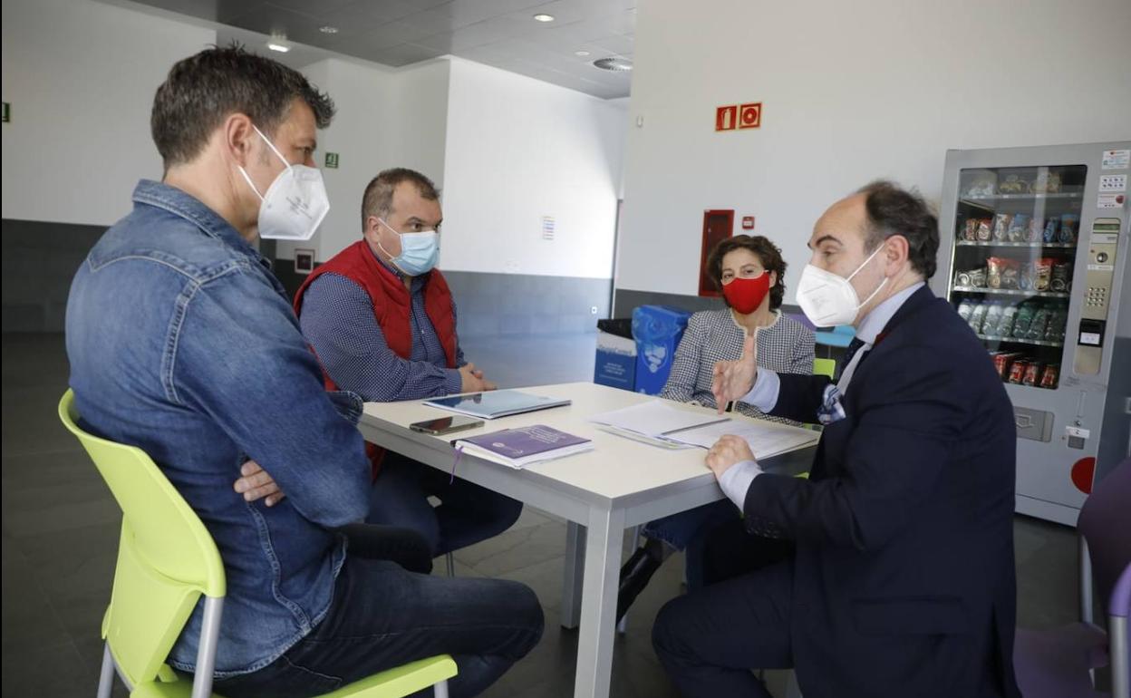 El rector de la Universidad de Oviedo, Ignacio Villaverde, durante la reunión que ha mantendido en el campus de Mieres con el secretario del SOMA, José Luis Alperi.