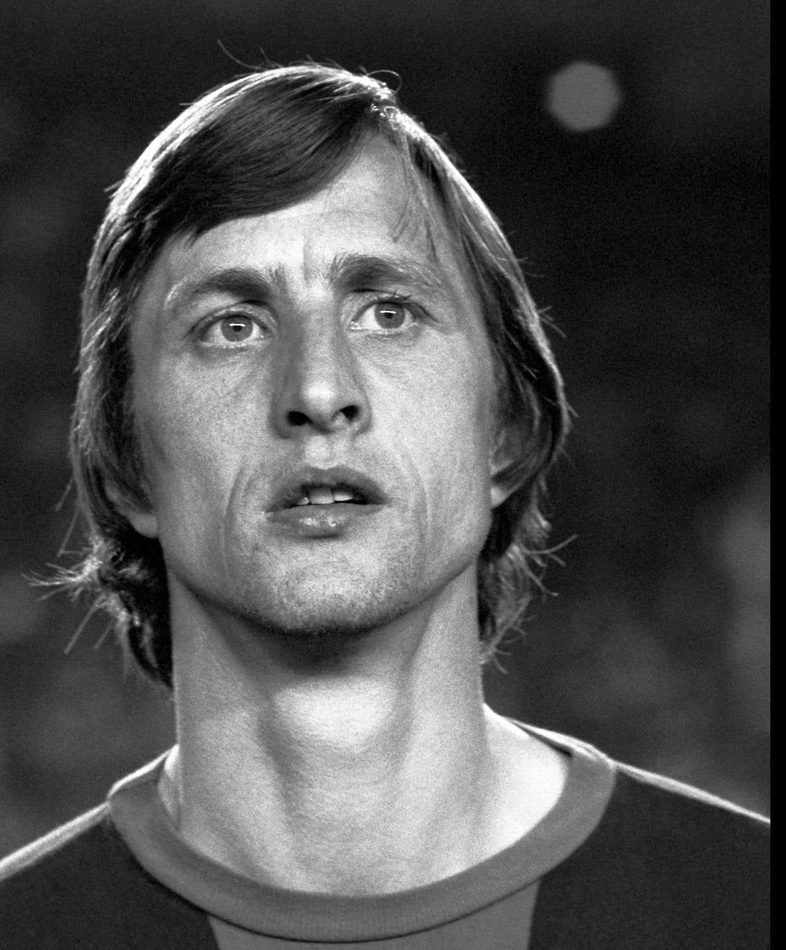 El 24 de marzo de 2016 un cáncer de pulmón acababa con la vida de Johan Cruyff pero su leyenda y legado ha trascendido la fatídica fecha. El deportista pervive en la historia y la memoria de los aficionados al fútbol convertido en un icono que revolucionó el deporte rey primero como jugador y después desde el banquillo 