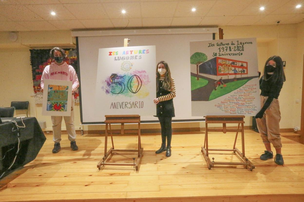 De izquierda a derecha: Mario García Gómez, Marta Fernández Cabrero y Victoria Tenorio junto a sus diseños para el cartel del aniversario. 