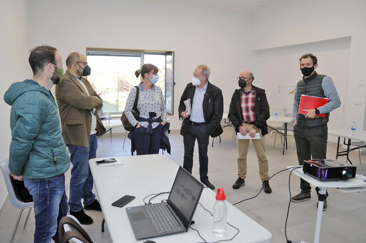 Representantes vecinales y municipales, en la reunión. 