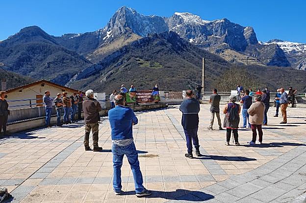 La concentración en la plaza del Ayuntamiento, en San Juan de Beleño, se celebró con distanciamiento social. 