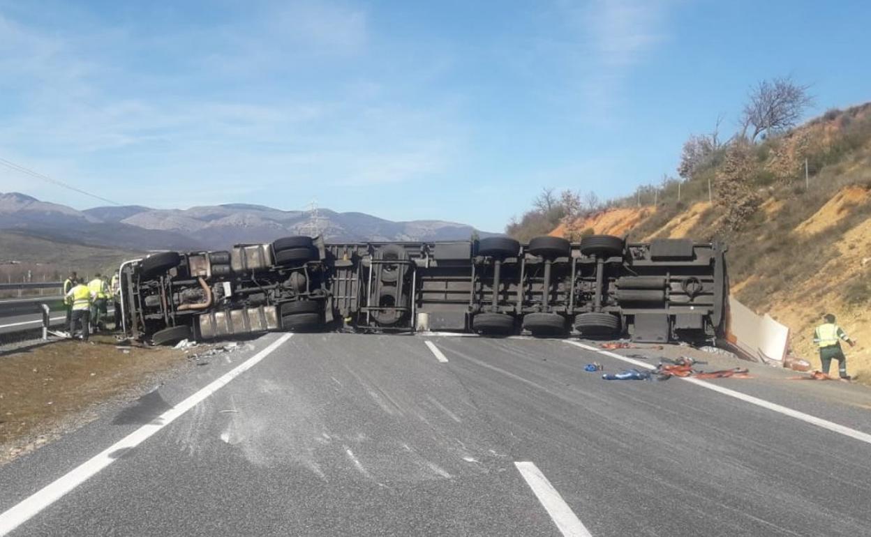 Imagen del camión siniestrado a la altura de Rioseco de Tapia, en León. 