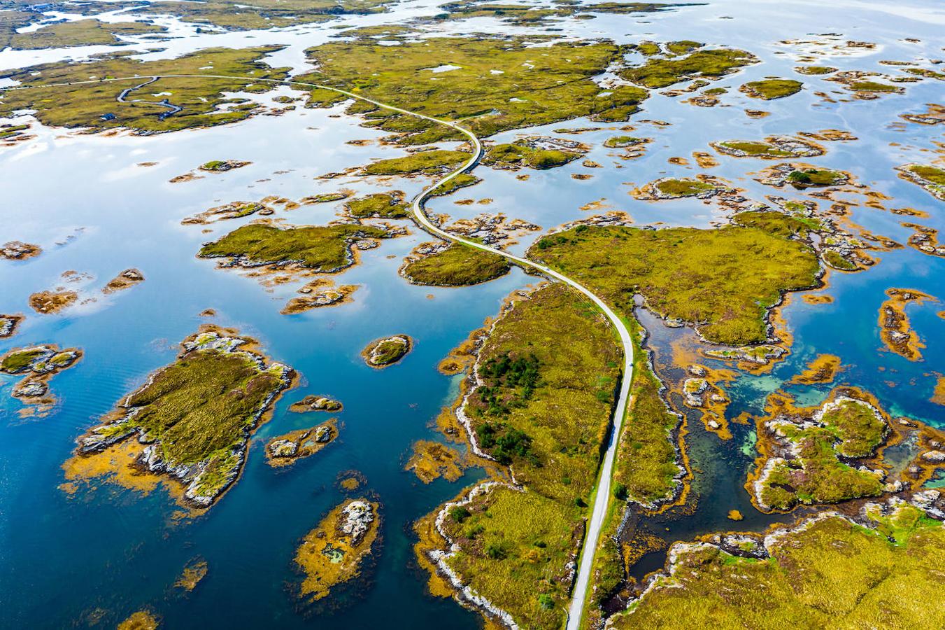 Carretera del Atlántico Norte o o Atlanterhavsveien (Noruega): Este tramo de carretera de 8 kilómetros atraviesa el archipiélago en los municipios de Eide y Averøy, en la región de Nordmøre. Una vía que transcurre por la costa de Hustadvika, una parte no helada del mar noruego, y que está construida sobre varias islas conectadas a través de carreteras, viaductos y puentes. Las constantes tormentas de viento típicas de la zona, las subidas y bajadas, las curvas imposibles y las imponentes olas que a menudo chocan contra esta carretera la convierten en una de las más temidas y peligrosas del mundo.