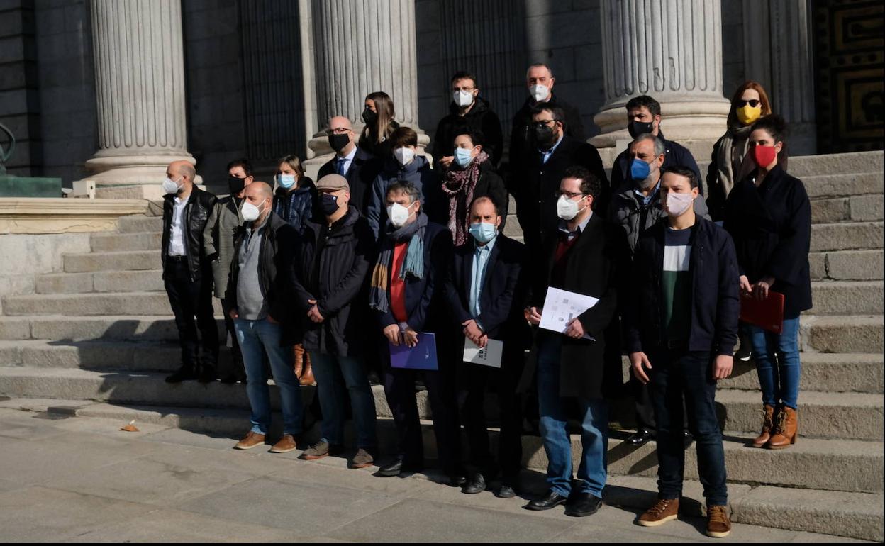 Los representantes de las entidades sociales que impulsaron la Proposición no de Ley que se debatió ayer en el Congreso de los Diputados. Entre ellas, Iniciativa pol Asturianu.