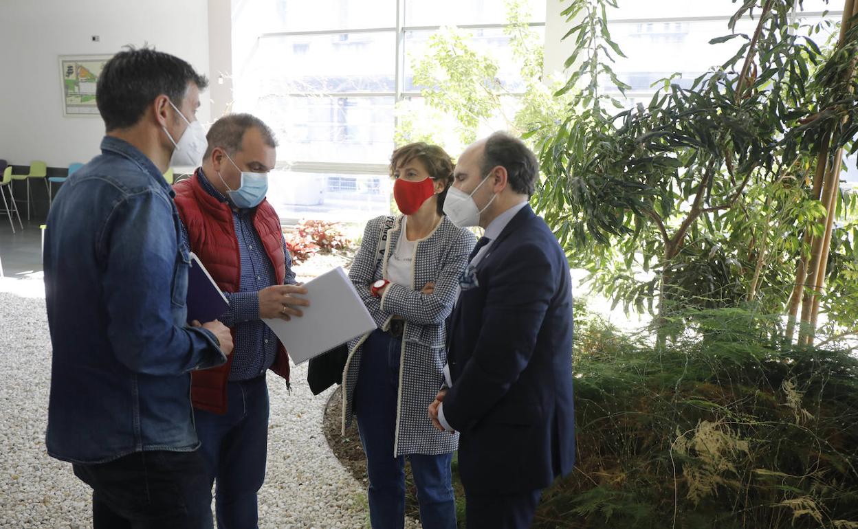 El rector, Ignacio Villaverde, departe con el líder del SOMA, José Luis Alperi, en el campus de Mieres