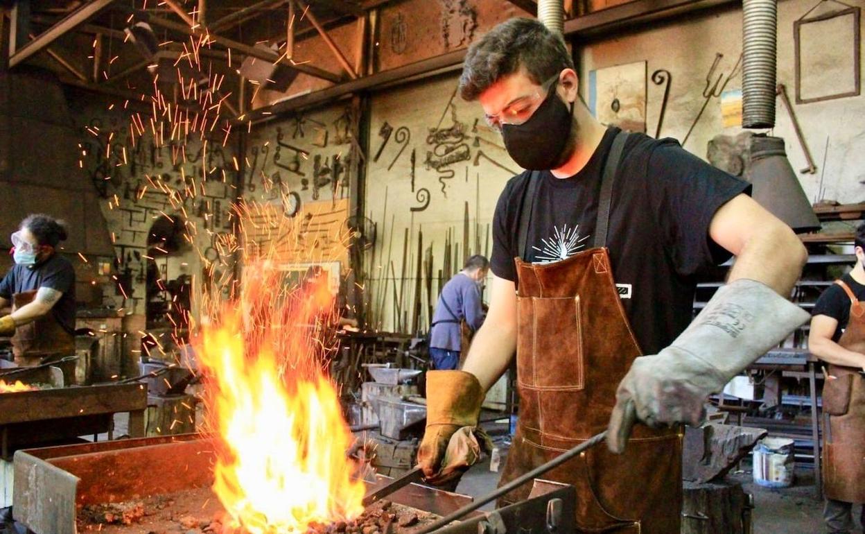 Forjando una espada en la fábrica de Mariano Zamorano.