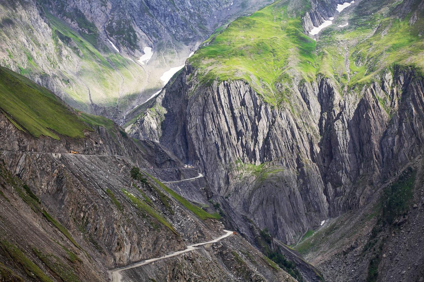 Paso de Zoji (India): Esta carretera situada a 3.528 metros de altura se encarga de unir la capital de la India, Delhi, con la ciudad fronteriza de Attari, muy cerca de Pakistán. Se trata por lo tanto de una de las carreteras más altas del Himalaya y también de una de las vías con más historia, y es que ya en el siglo XIV el Príncipe Rinchen Shah de Ladakh la utilizó para llegar a Cachemira y convertirse en el primer rey musulmán de la zona.