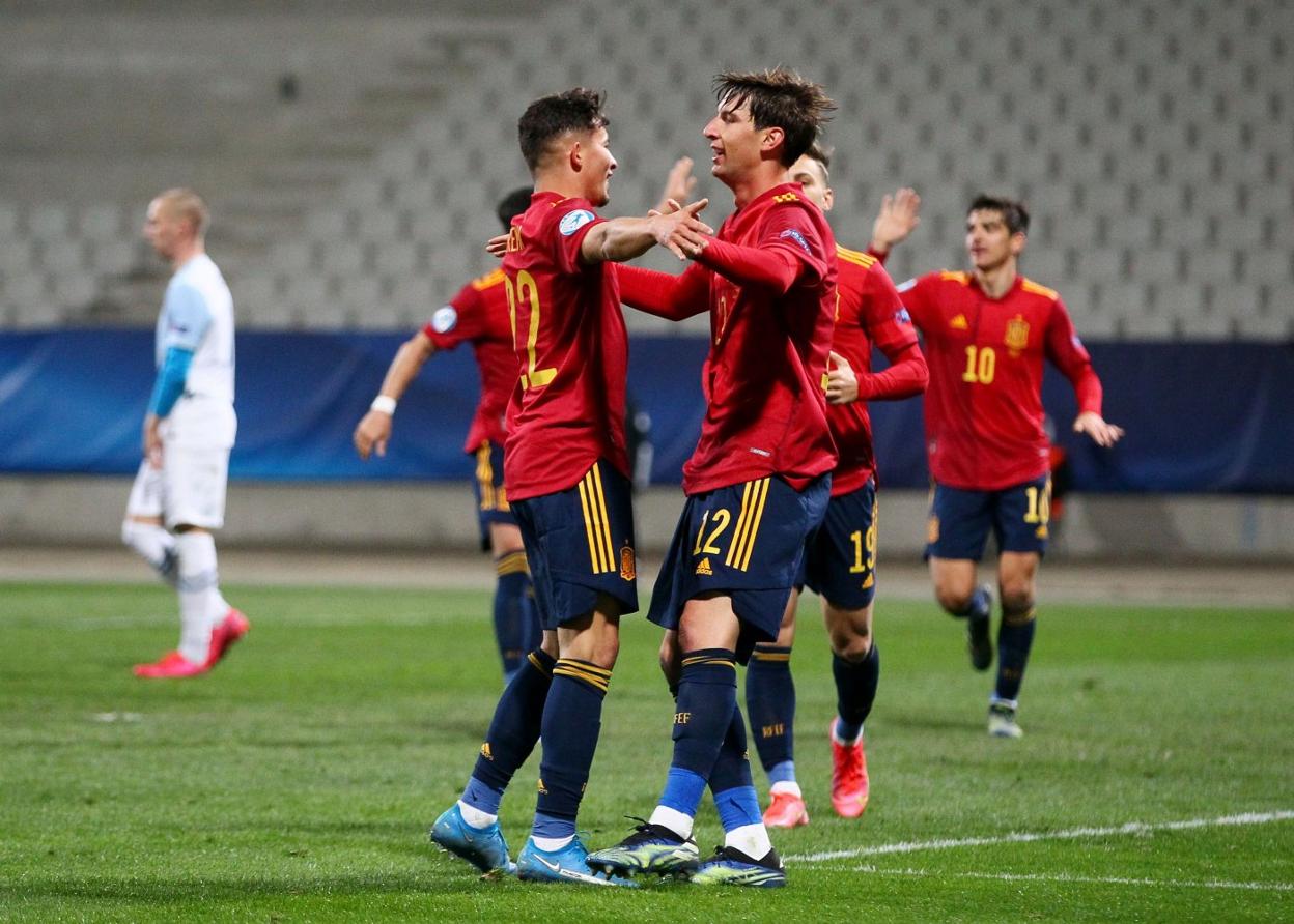 Miranda celebra su gol con Yeremy Pino, con Manu García, que dio la asistencia al lateral bético, al fondo a la izquierda. 