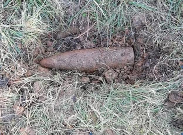 La Policía Nacional encuentra un proyectil de la guerra civil en plena avenida de Pando
