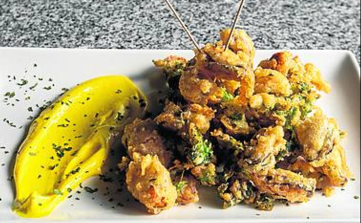 Mejillones en tempura de romero, con alioli de cítricos