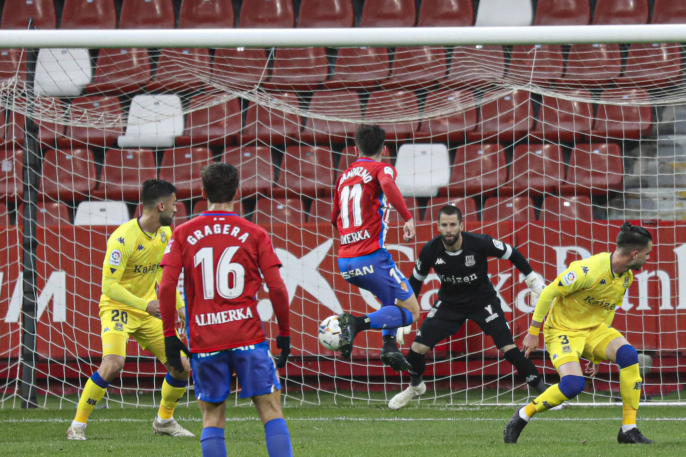 El partido disputado entre el Sporting y el Alcorcón en El Molinón, en imágenes.