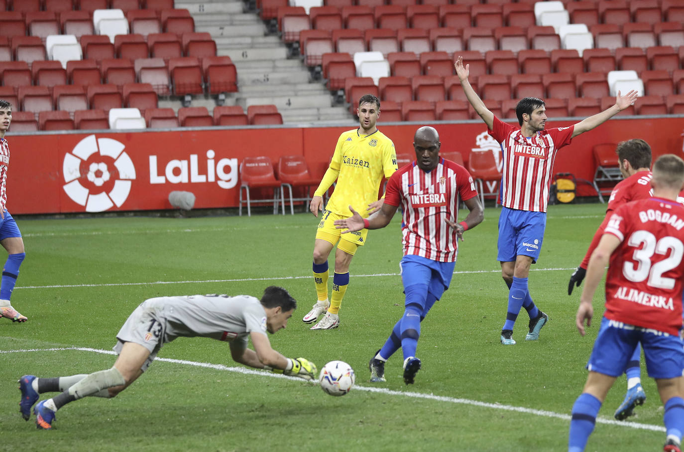 El partido disputado entre el Sporting y el Alcorcón en El Molinón, en imágenes.