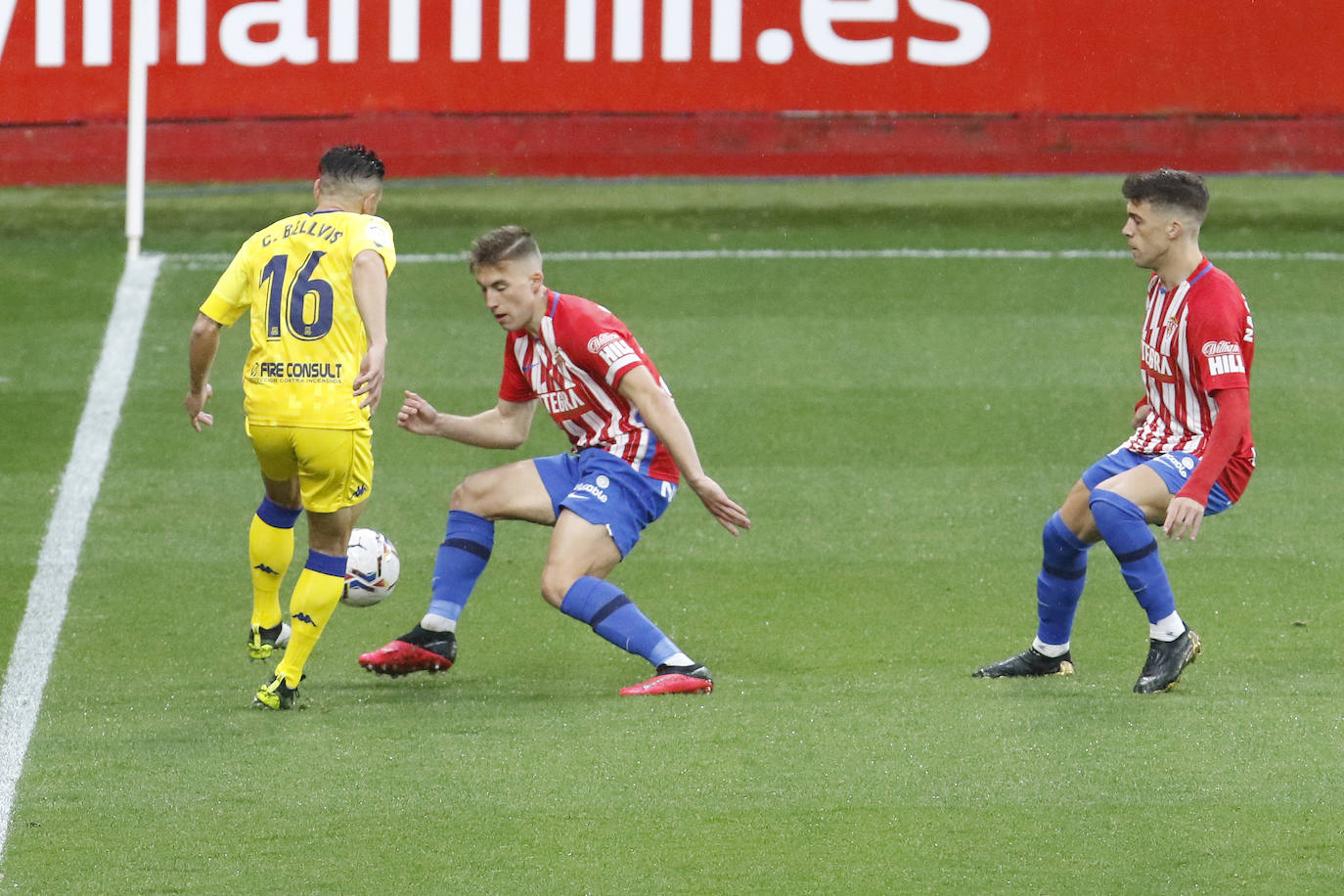 El partido disputado entre el Sporting y el Alcorcón en El Molinón, en imágenes.