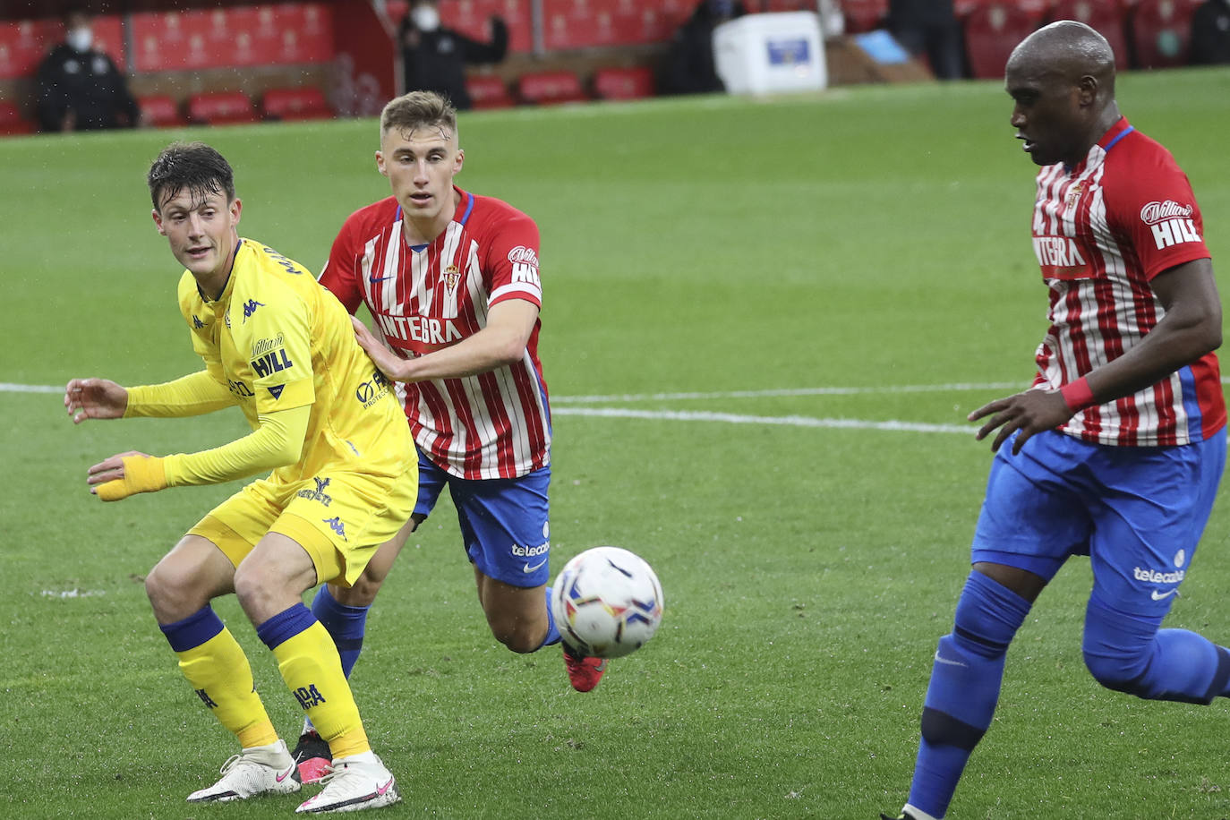 El partido disputado entre el Sporting y el Alcorcón en El Molinón, en imágenes.