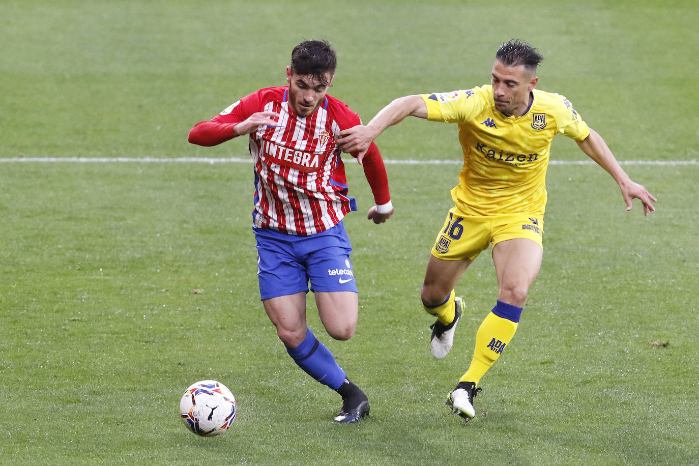 El partido disputado entre el Sporting y el Alcorcón en El Molinón, en imágenes.