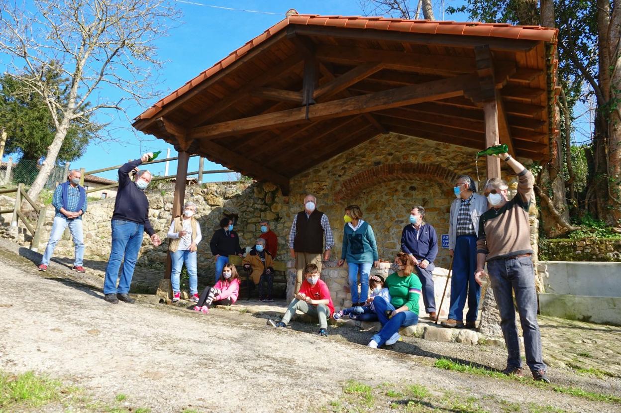 Los vecinos de Arenas de Parres celebraron ayer el premio con culinos de sidra en el lavadero. 