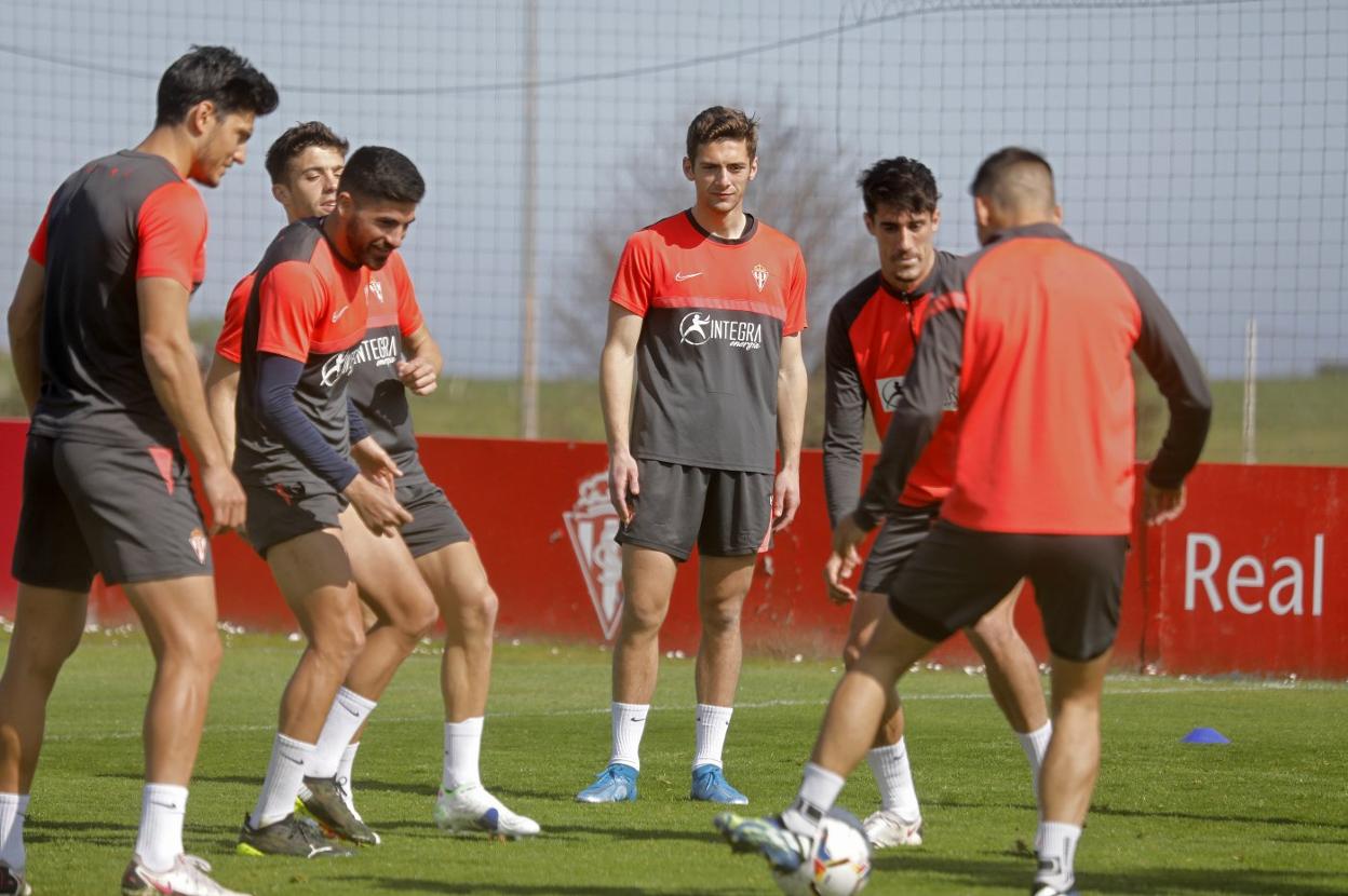 José Gragera, en el centro, durante un rondo con Nacho, Carmona, Cristian y Pablo Pérez. 