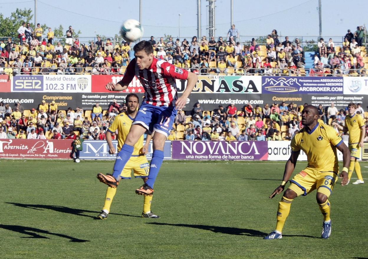 Babin contempla un remate de Scepovic en el partido jugado el 3 de mayo de 2014 en Santo Domingo.