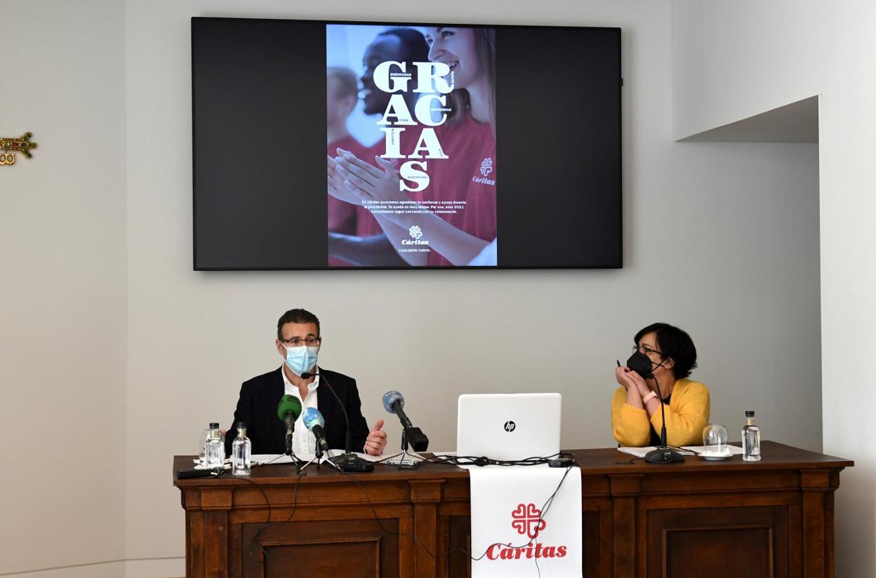 Ramón Méndez-Navia y Pilar Díaz Cano, durante la presentación de la memoria de Cáritas. 